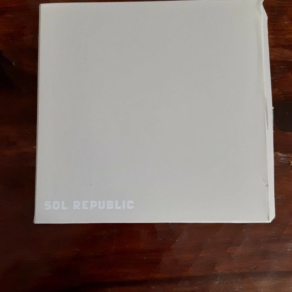 Sol Republic Shadow Wireless Head Set plus Ear tips,USB charge cable - Picture 5 of 9